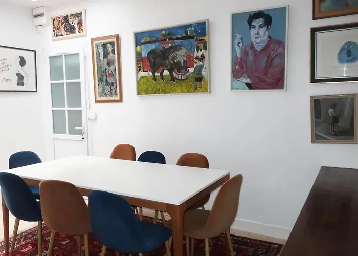 Une Chambre Et Des Tableaux