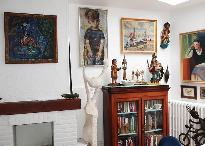 Une Chambre Et Des Tableaux