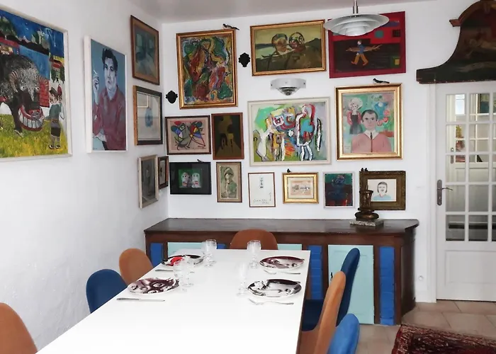 Une Chambre Et Des Tableaux
