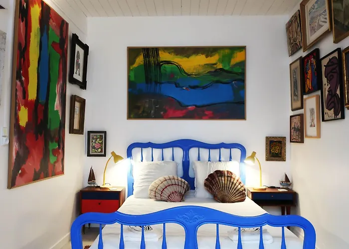 Une Chambre Et Des Tableaux